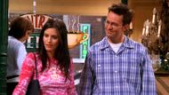 Courteney Cox and Matthew Perry in F.R.I.E.N.D.S | Image via Warner Bros. Television